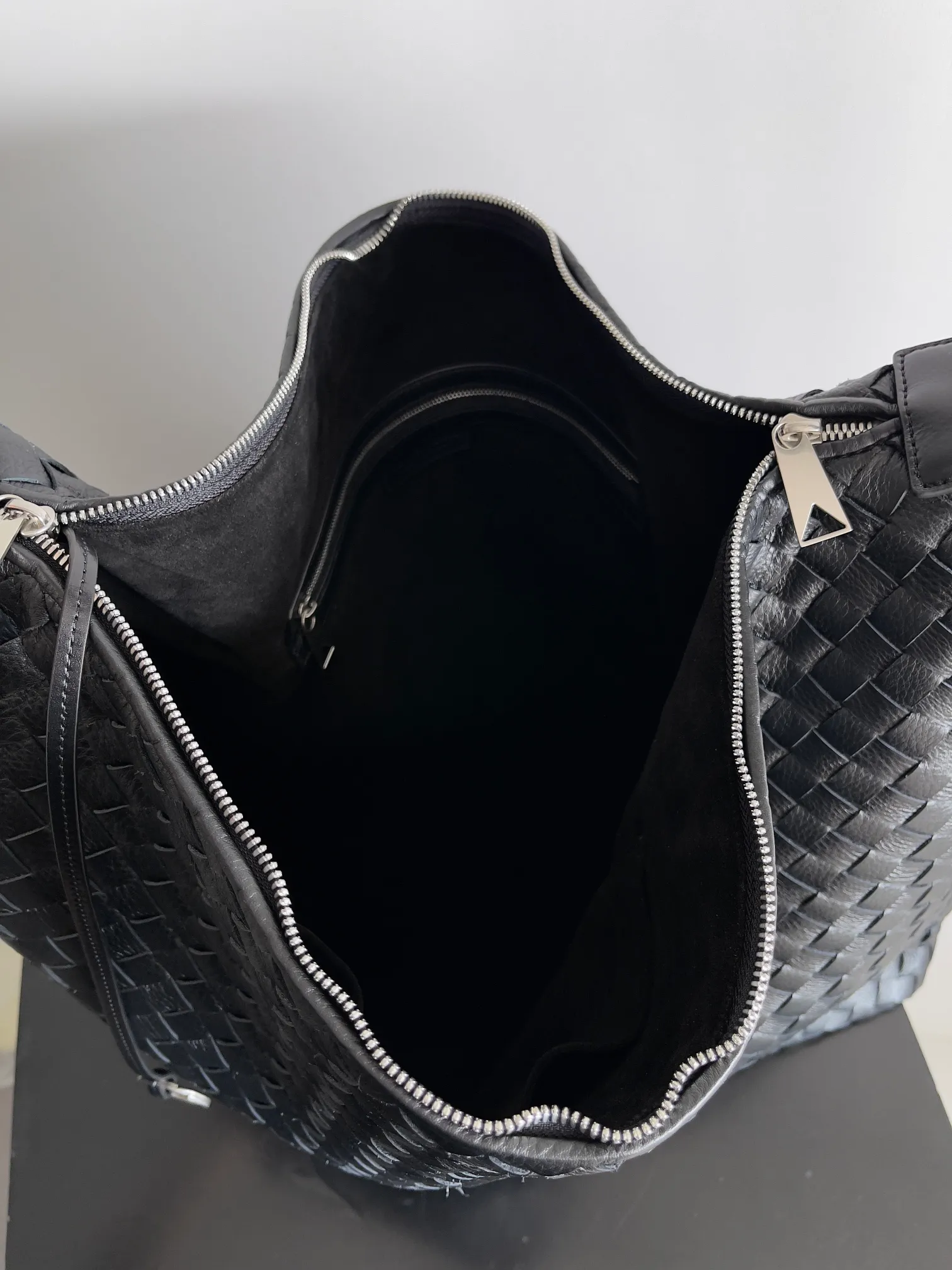 Batch 3280 BOTTEGA VENETA's new Traveler deerskin series is here! The travel season is coming soon, and I believe you must need a large-capacity and simple bag. This new Traveler is very in line with the current travel craze. The whole bag is designed with deerskin and is made of the highest quality leather. It feels tougher to the touch. The super large capacity is suitable for short trips. Traveling with friends and family does not require carrying heavy luggage. It is also very convenient for friends who often travel for work. You can carry two changes of clothes and a computer with you. It also comes with an adjustable shoulder strap to free your hands. Style number: 806976 Size: 58*46*10cm